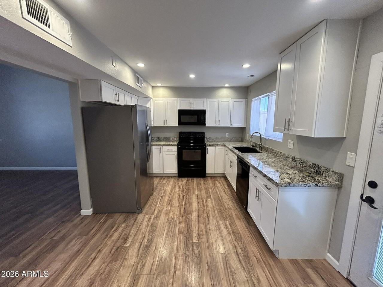 2207 W Monroe St - Photo 7 of 38