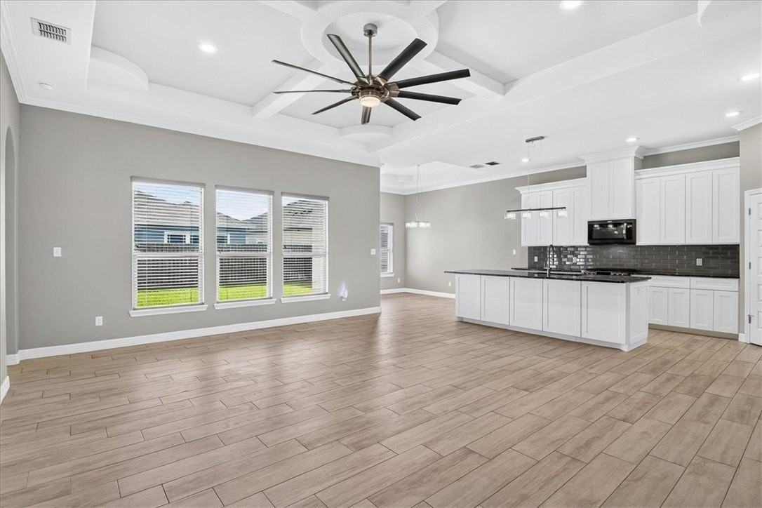 6718 Stuyvesant Ct - Photo 6 of 40