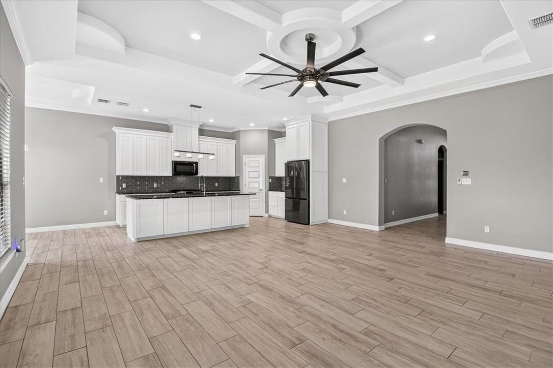 6718 Stuyvesant Ct - Photo 7 of 40