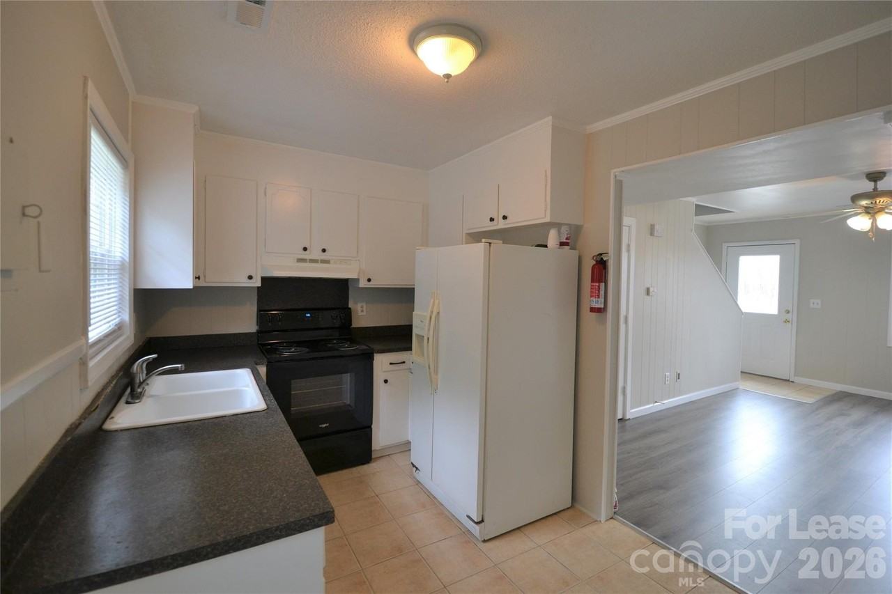 106 Durham Rd - Photo 6 of 21