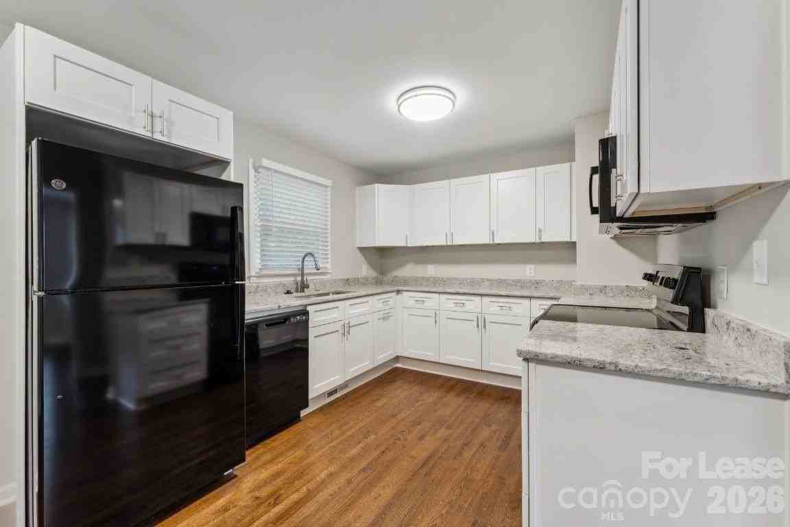 905 Clark St - Photo 4 of 14
