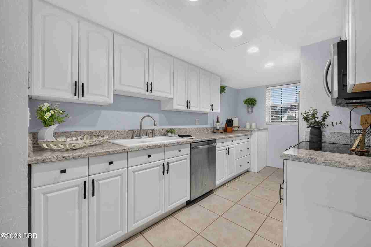 118 S Halifax Ave #402 - Photo 6 of 25