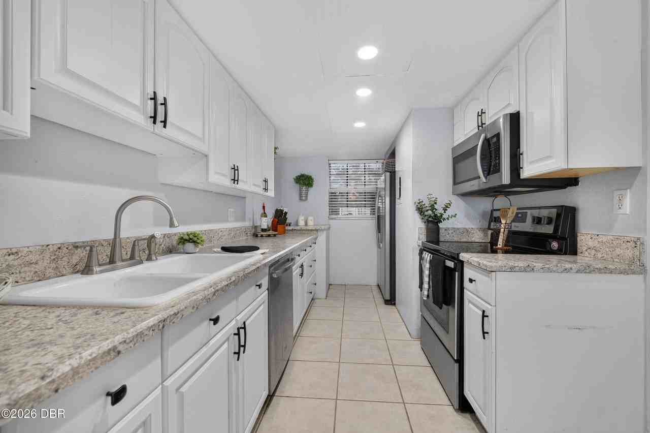 118 S Halifax Ave #402 - Photo 7 of 25