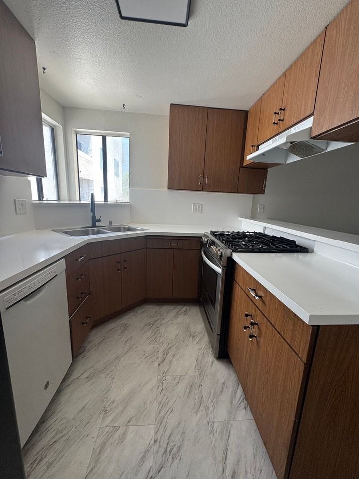 5250 Bellingham Ave - Photo 2 of 14