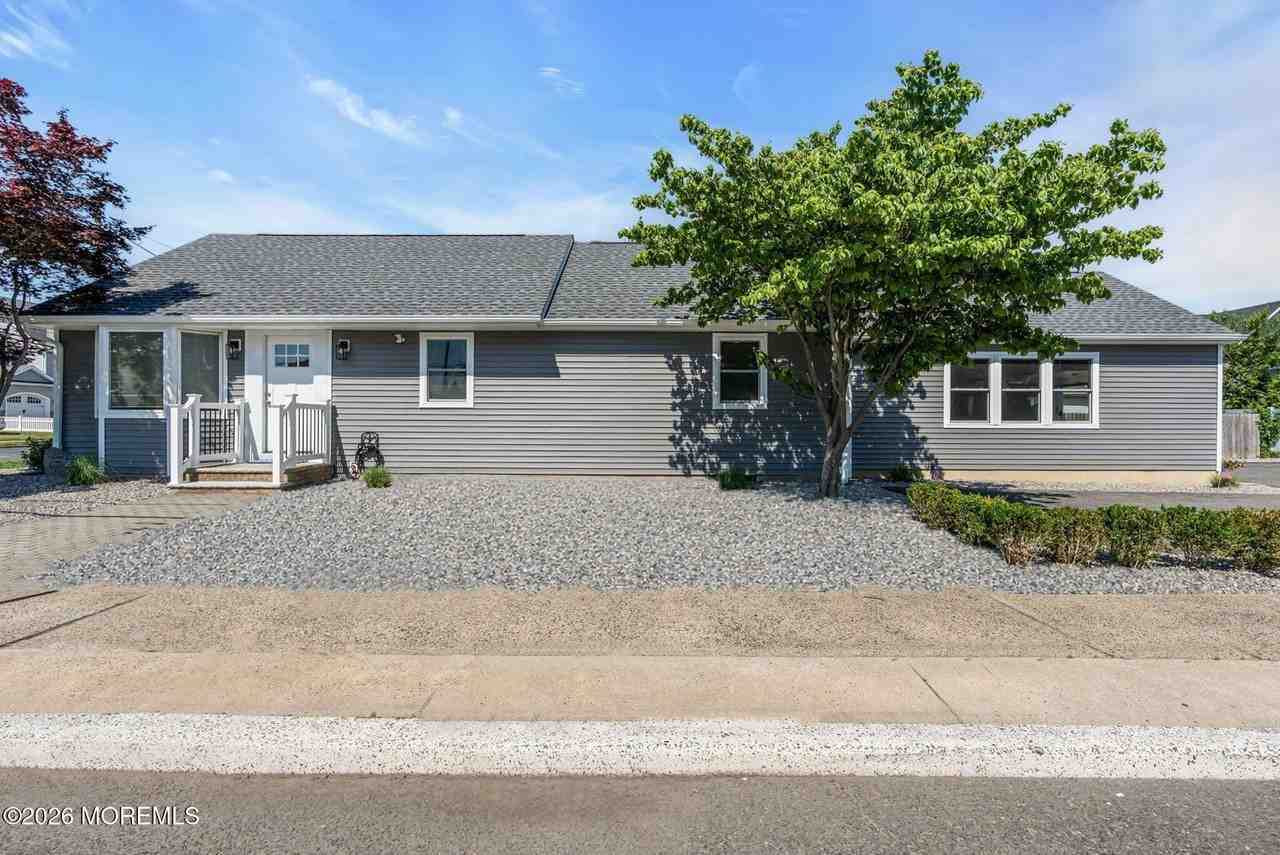 501 Forman Ave - Photo 2 of 23