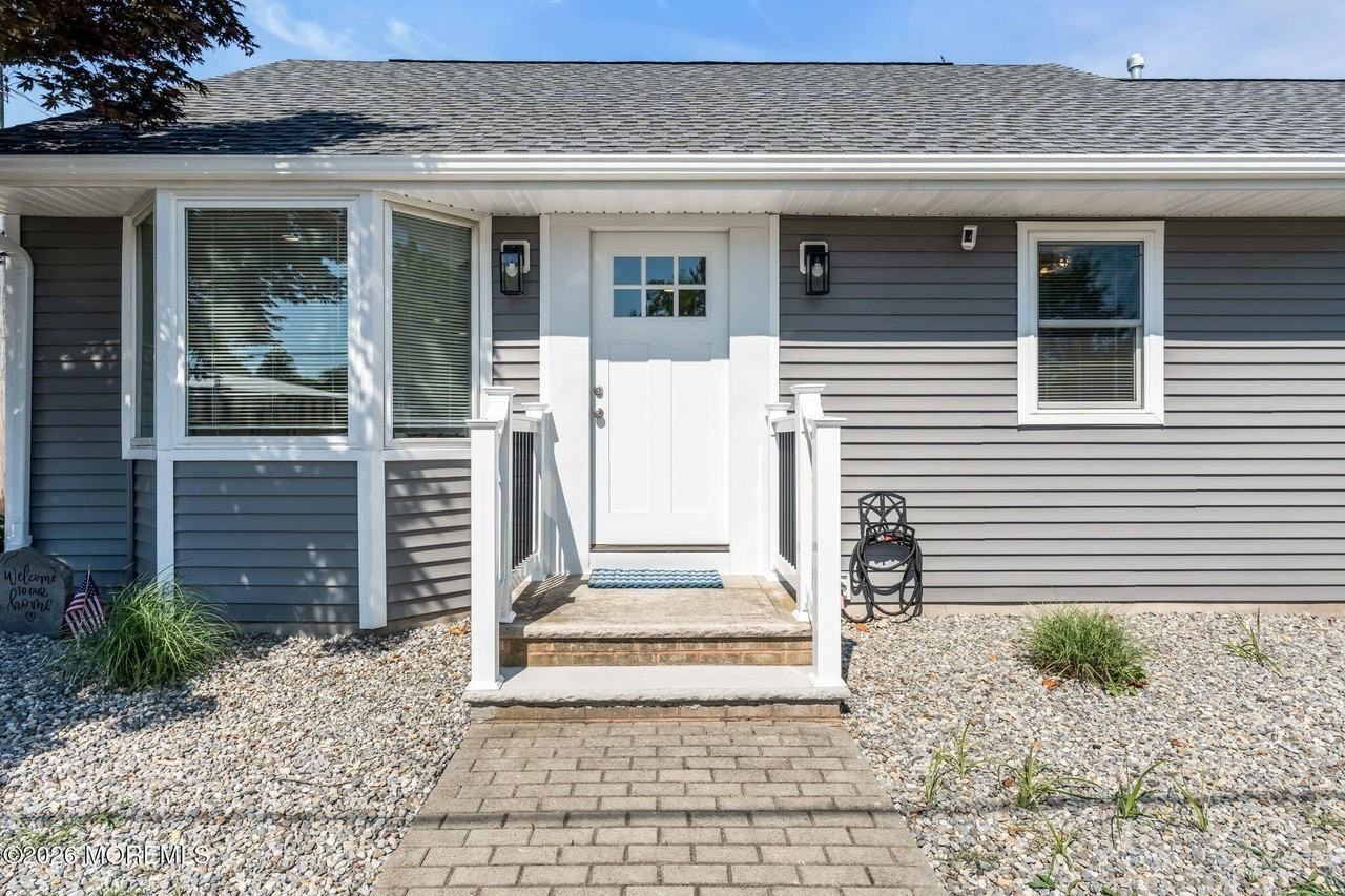 501 Forman Ave - Photo 3 of 23