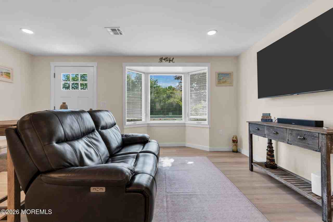 501 Forman Ave - Photo 7 of 23