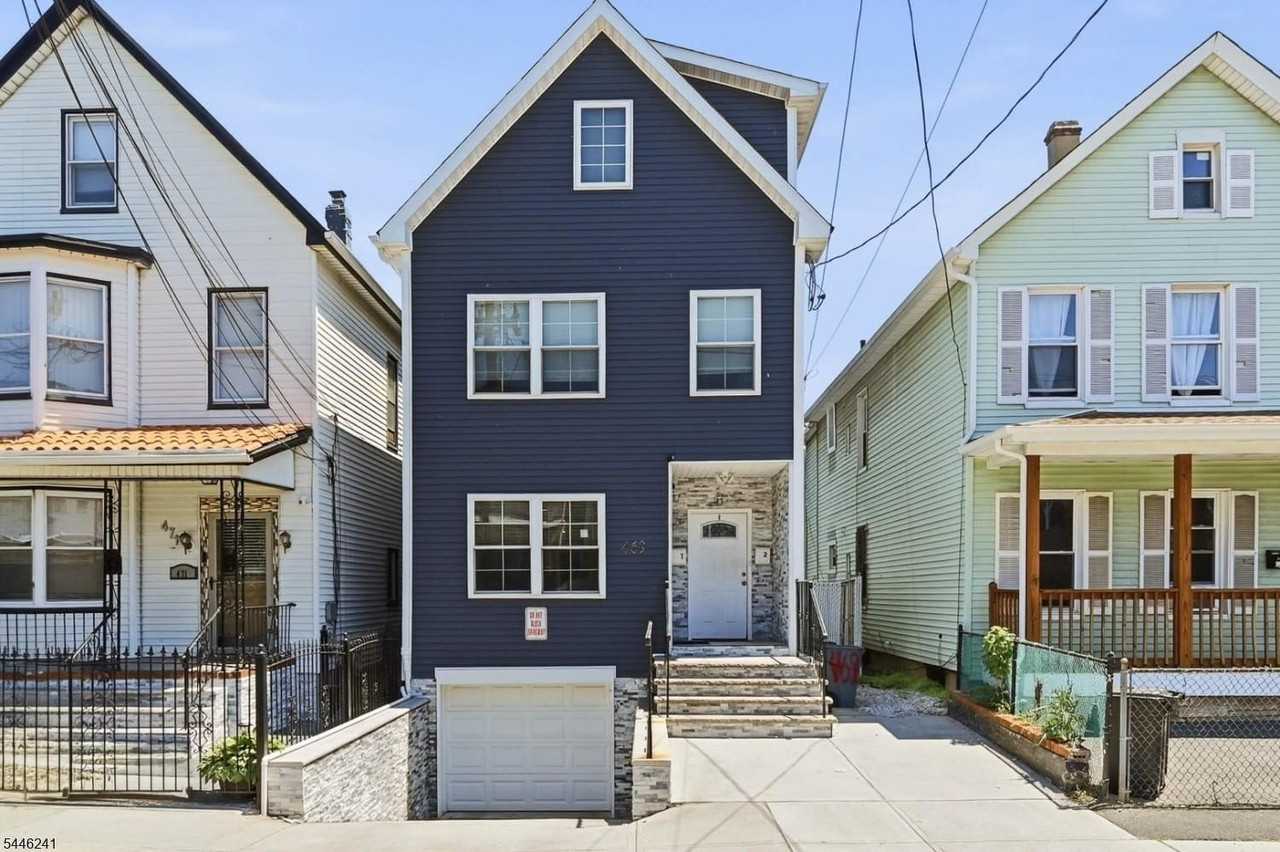469 Henry St - Photo 2 of 21
