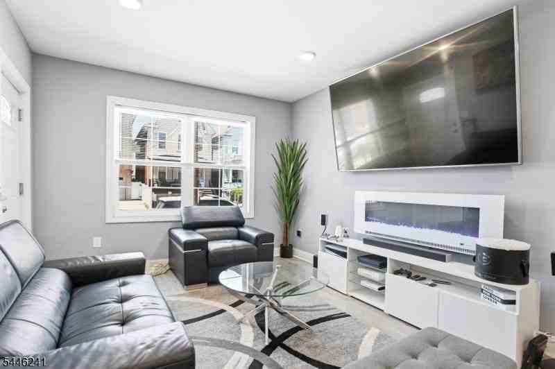 469 Henry St - Photo 7 of 21