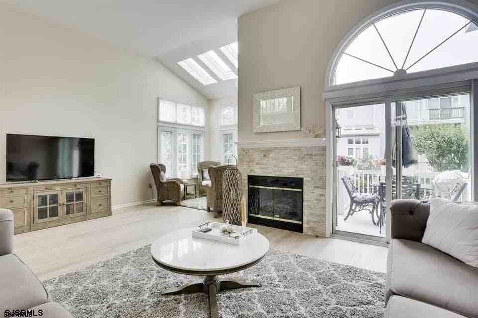 433 Albacore Ln - Photo 3 of 22