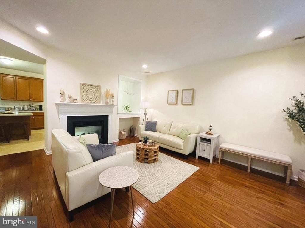 46 Hoover Ave - Photo 4 of 32
