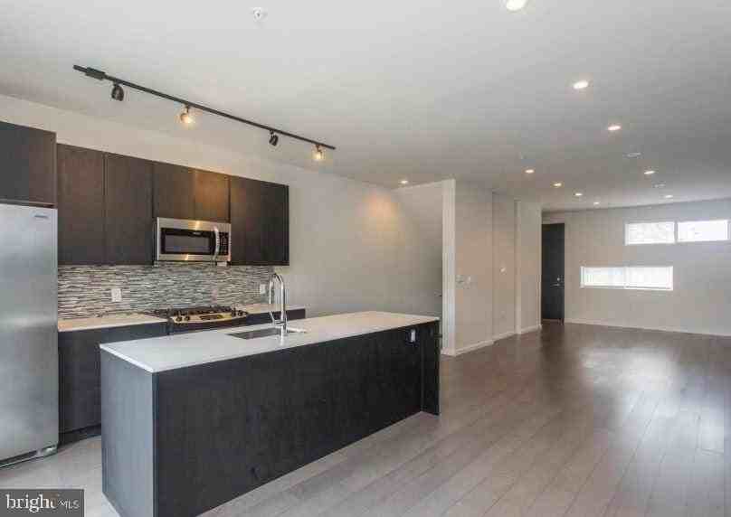 527 W Jefferson St - Photo 5 of 19