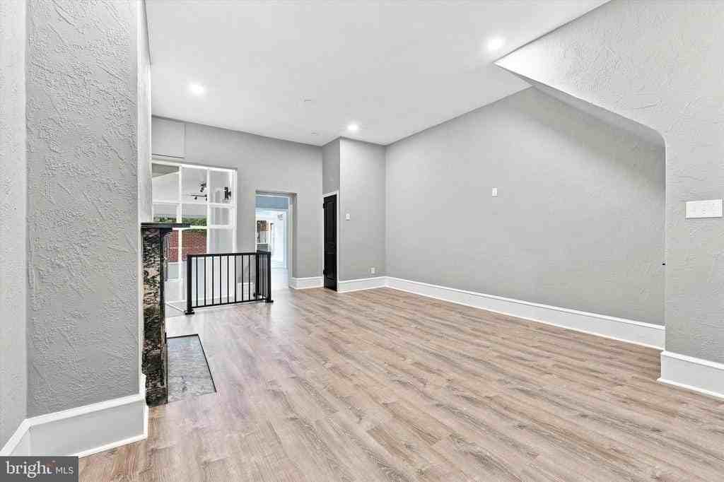 520 Spruce St - Photo 5 of 26