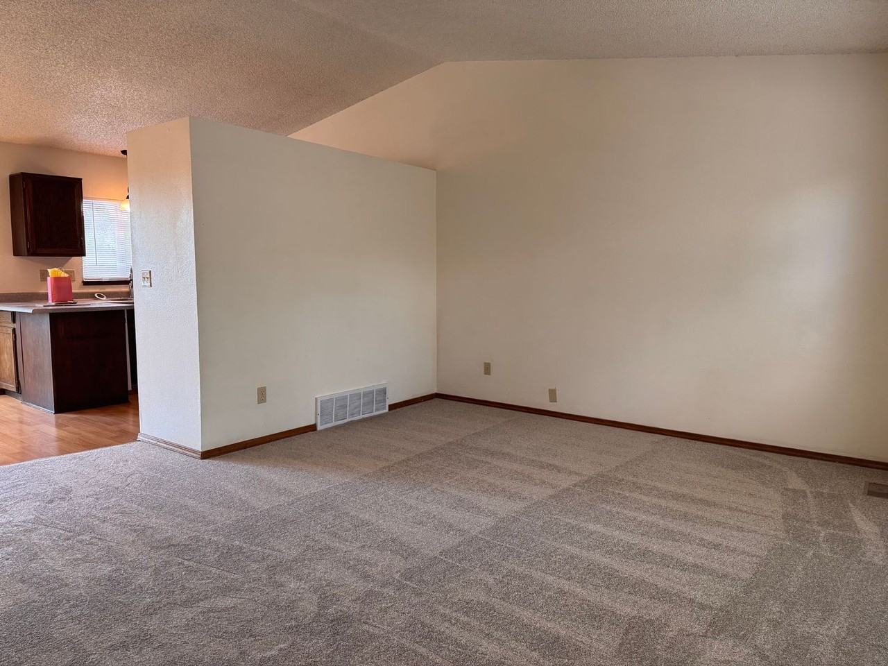 3827 Glenhurst St - Photo 2 of 19