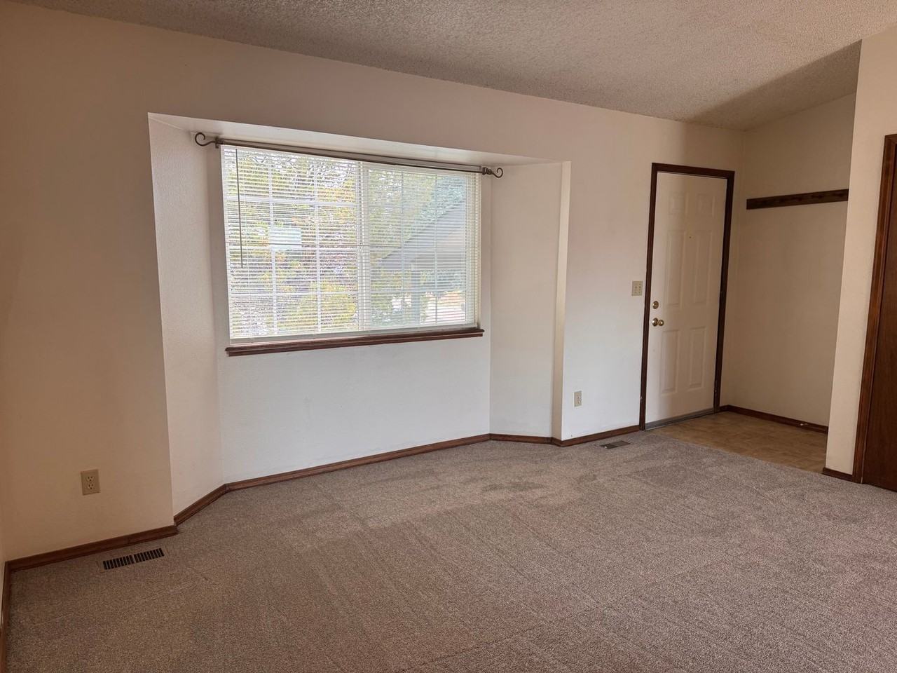 3827 Glenhurst St - Photo 3 of 19