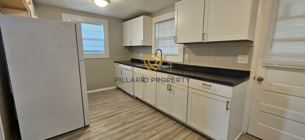 1404 S Harrison St - Photo 3 of 11