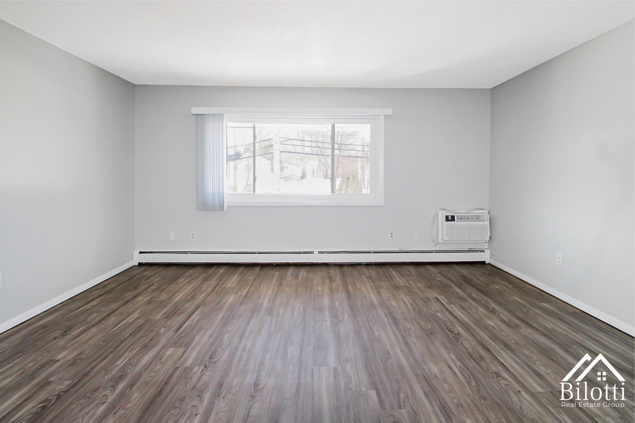 301 Oaklawn Avenue - Photo 2 of 11