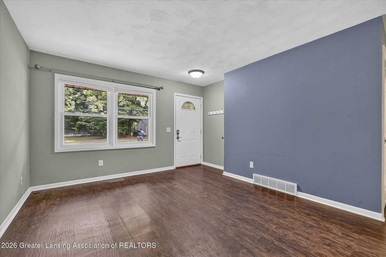 2281 N Vernon Ave - Photo 4 of 21