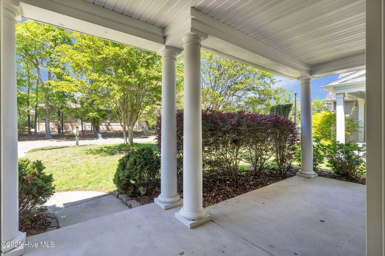 8530 Jadewood Dr - Photo 4 of 35