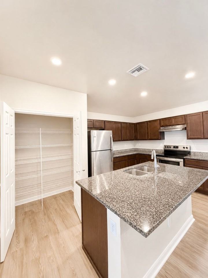 361 Greenbriar Blvd - Photo 3 of 26