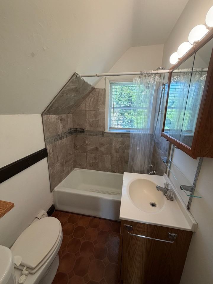 401 1/2 Queen St - Photo 5 of 12