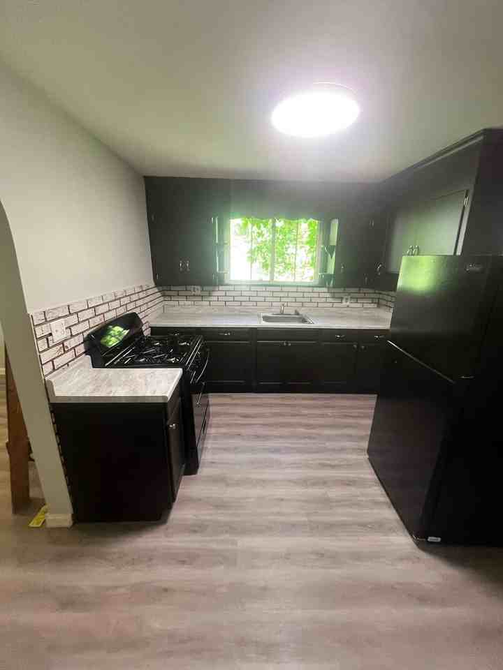 404 Lowell St - Photo 4 of 8