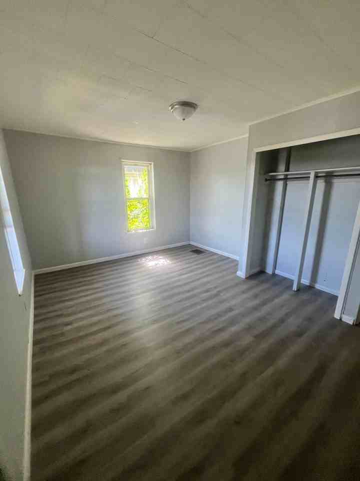404 Lowell St - Photo 5 of 8