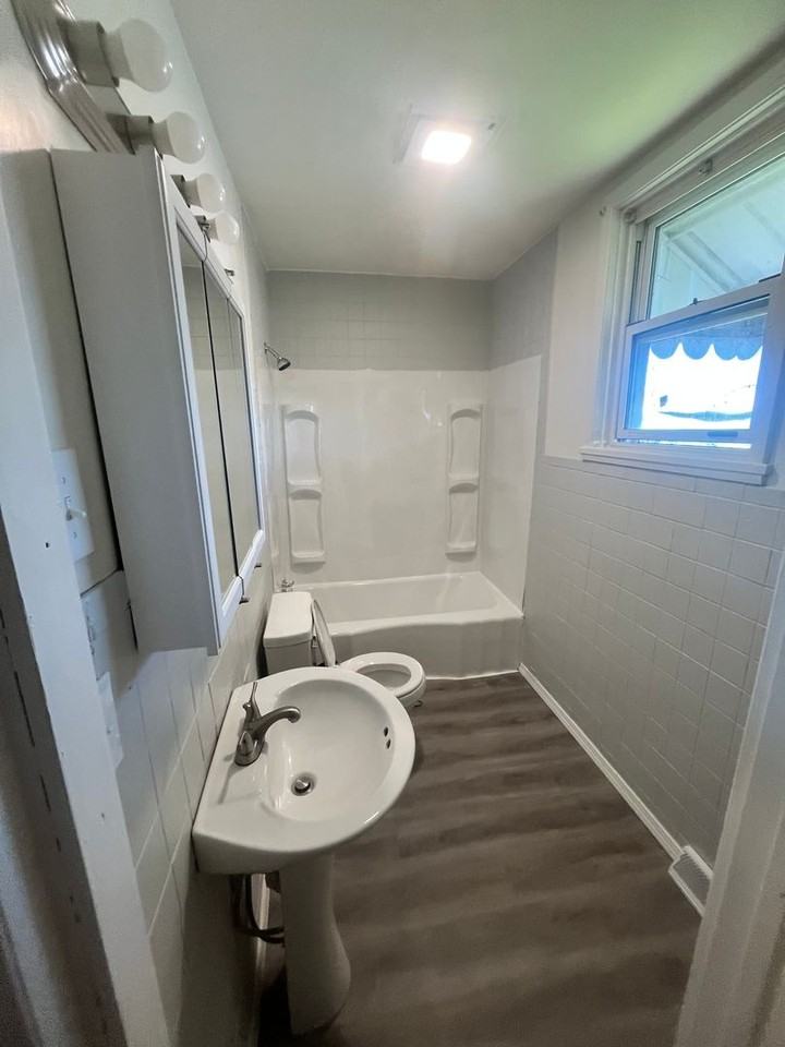 404 Lowell St - Photo 6 of 8