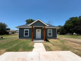 2415 Sw J Ave - Photo 1 of 1