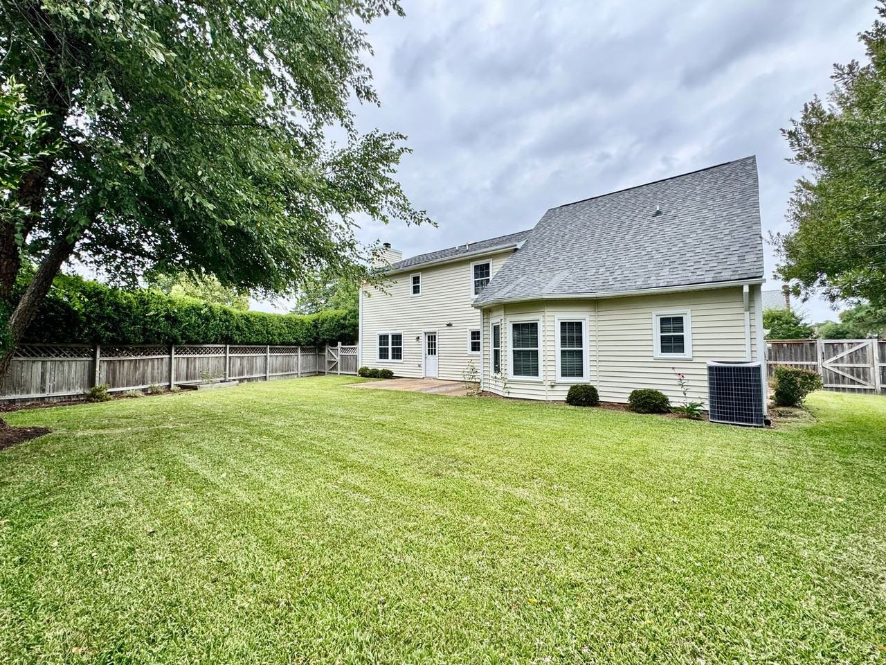 965 Commodore Dr - Photo 2 of 50