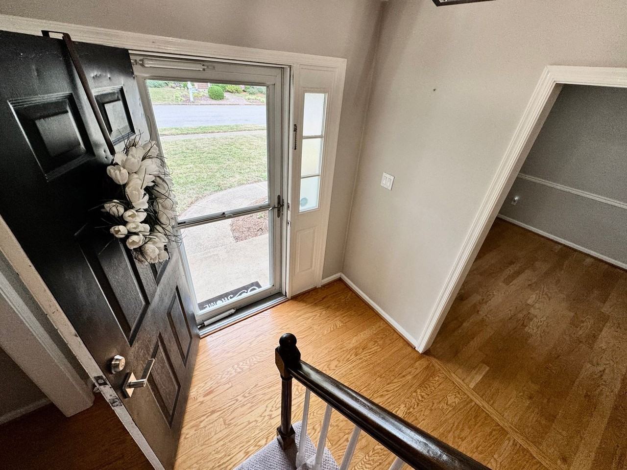 965 Commodore Dr - Photo 4 of 50