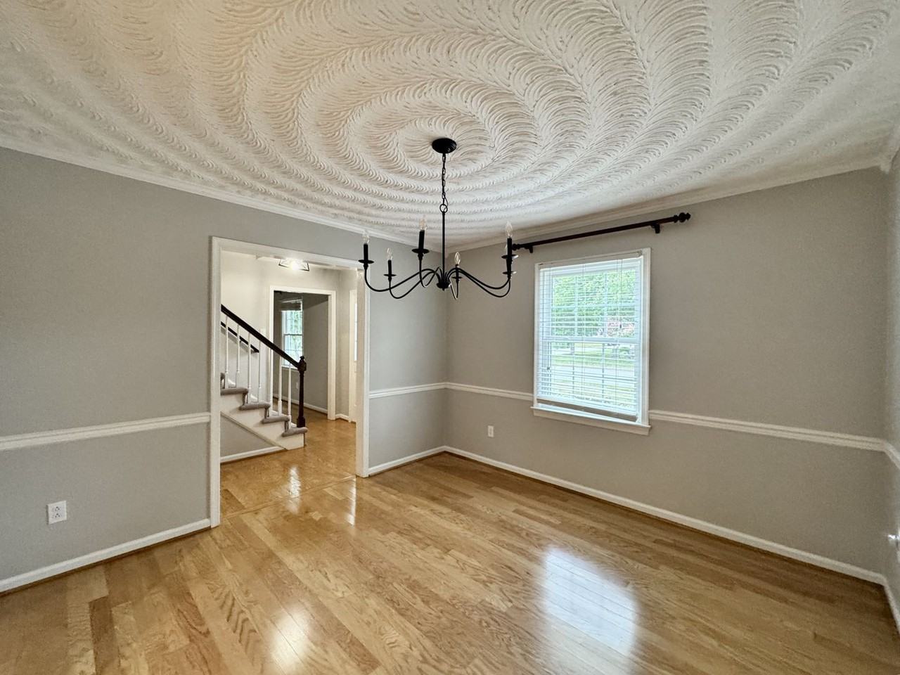 965 Commodore Dr - Photo 5 of 50