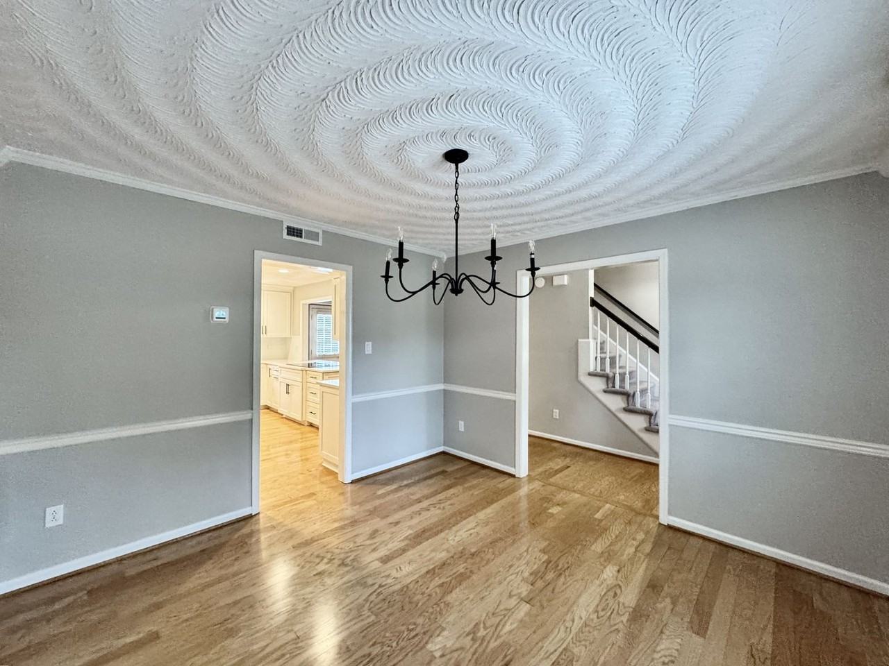 965 Commodore Dr - Photo 6 of 50