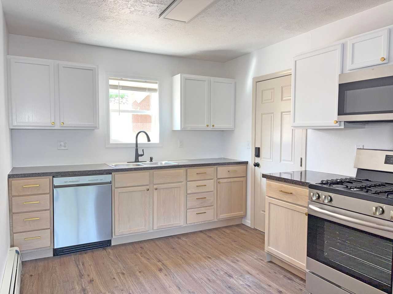 Remodeled 2 Bed, 1 Bath in a Convenient Central Location - Photo 6 of 8