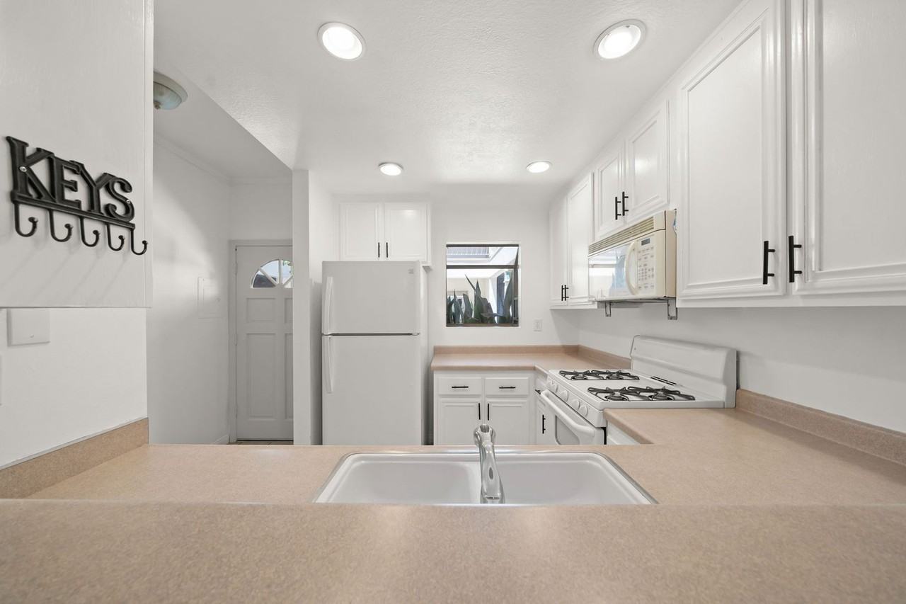 1145 Roswell Ave - Photo 7 of 34