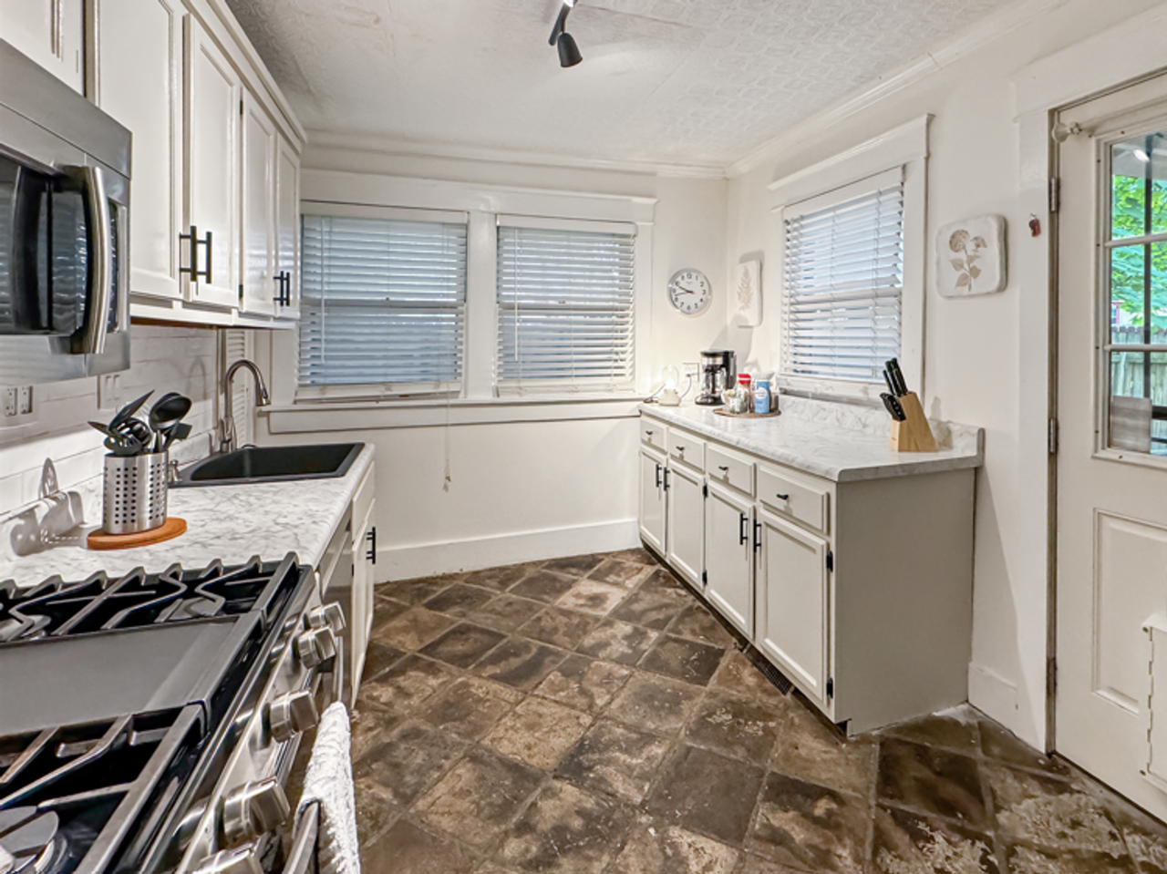 2241 York Ave - Photo 4 of 17