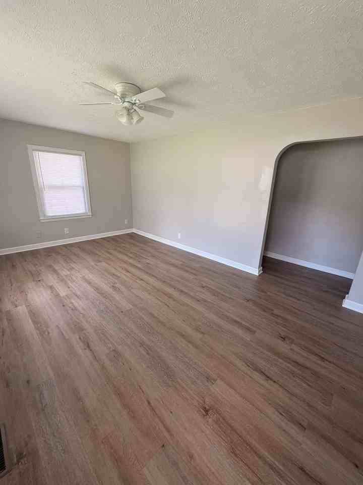 5015 Wellsworth Ave - Photo 4 of 16