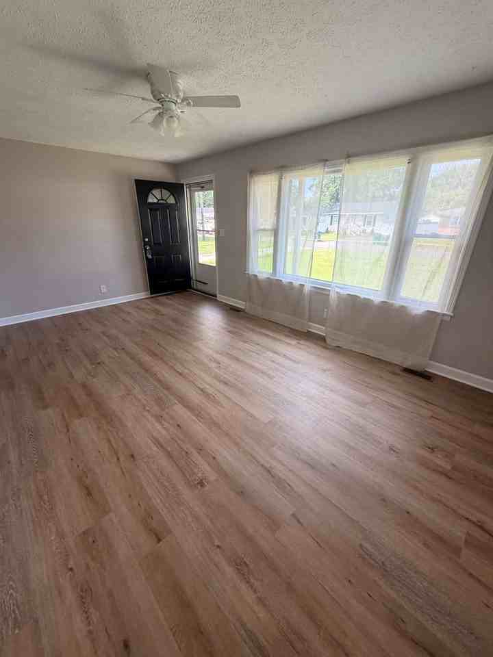 5015 Wellsworth Ave - Photo 5 of 16