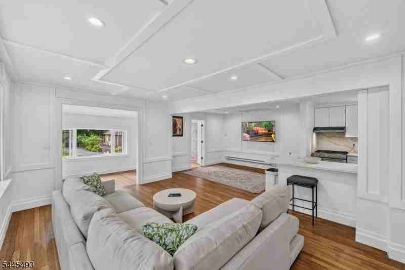 91 Columbus Dr - Photo 3 of 21