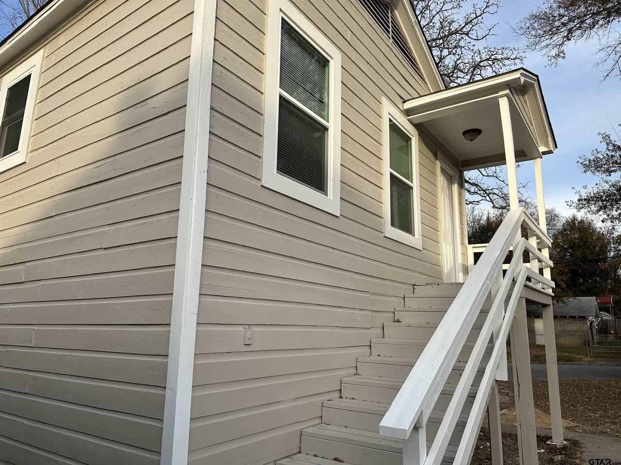629 S Palace Ave - Photo 3 of 11