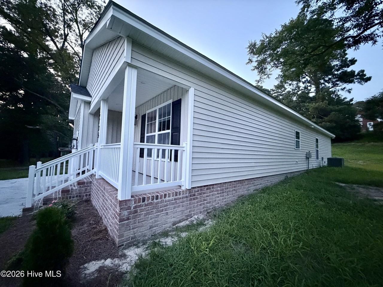 6735 Hill St - Photo 4 of 36