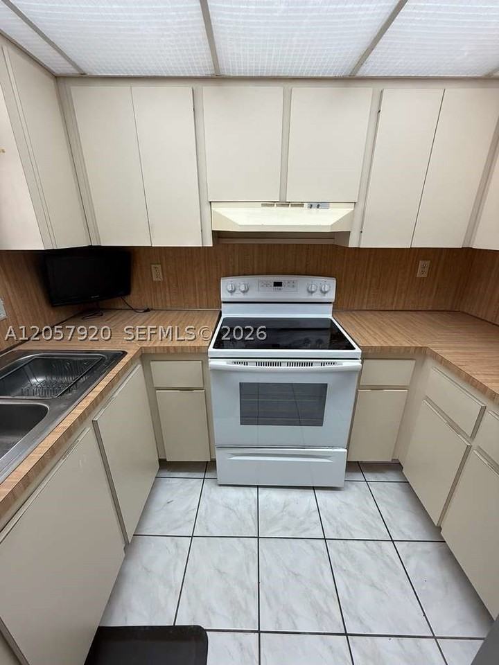 1140 Sw 9th St #B - Photo 7 of 23