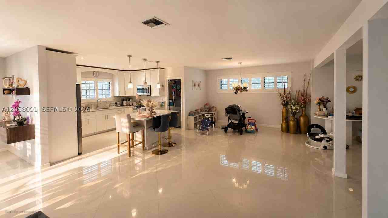 565 Ne 179th Dr - Photo 4 of 16