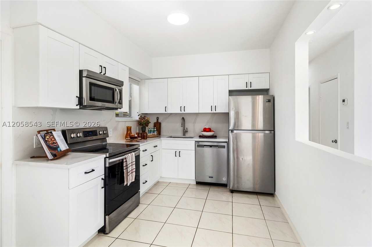 1271 Ne 159th St - Photo 3 of 16