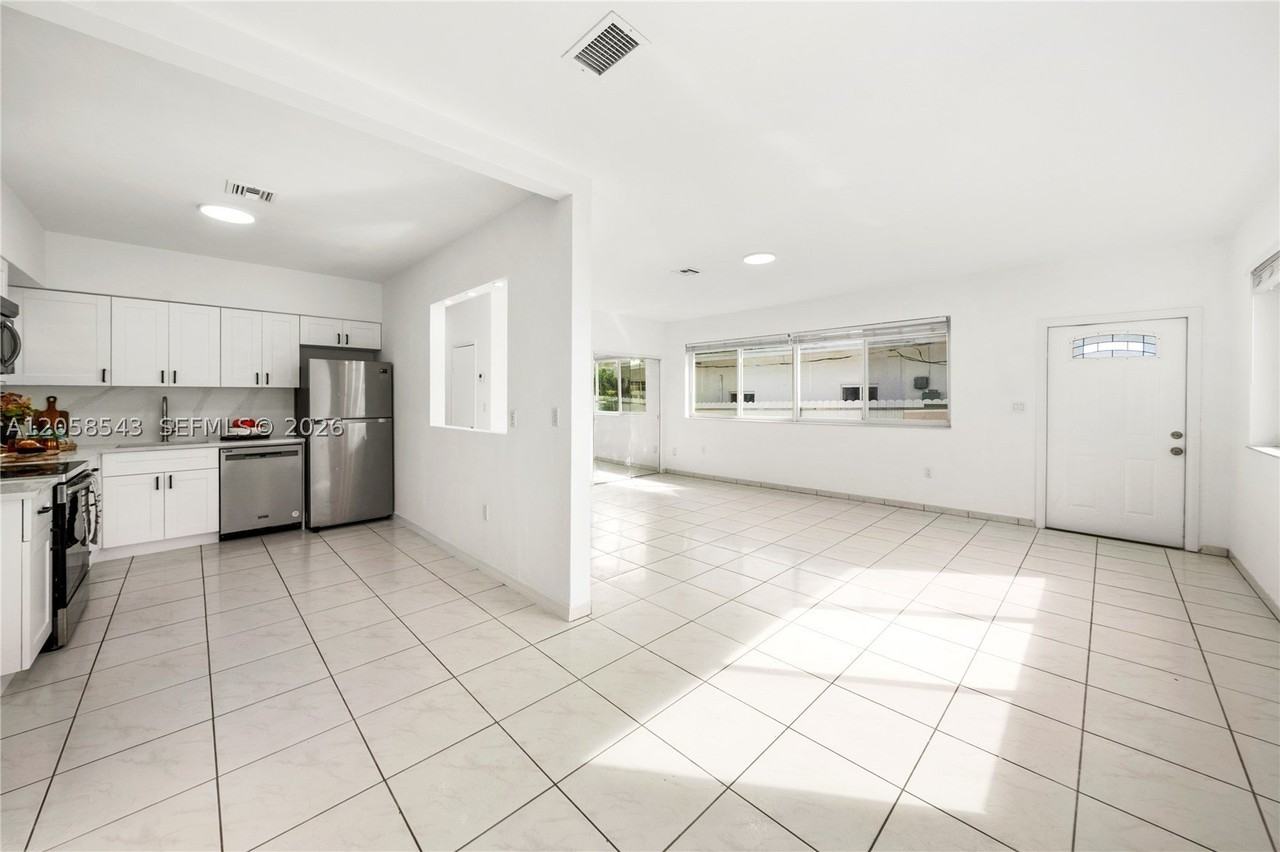 1271 Ne 159th St - Photo 4 of 16