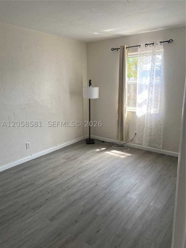 2349 Ne 9th St - Photo 4 of 10