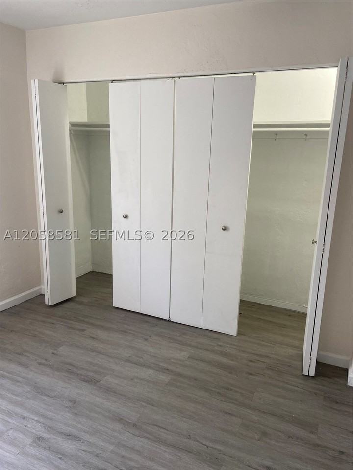 2349 Ne 9th St - Photo 5 of 10