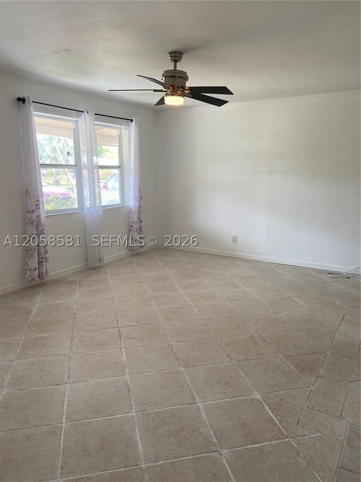 2349 Ne 9th St - Photo 6 of 10