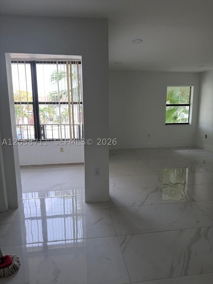 10875 Nw 7th St #23-36 - Photo 3 of 12