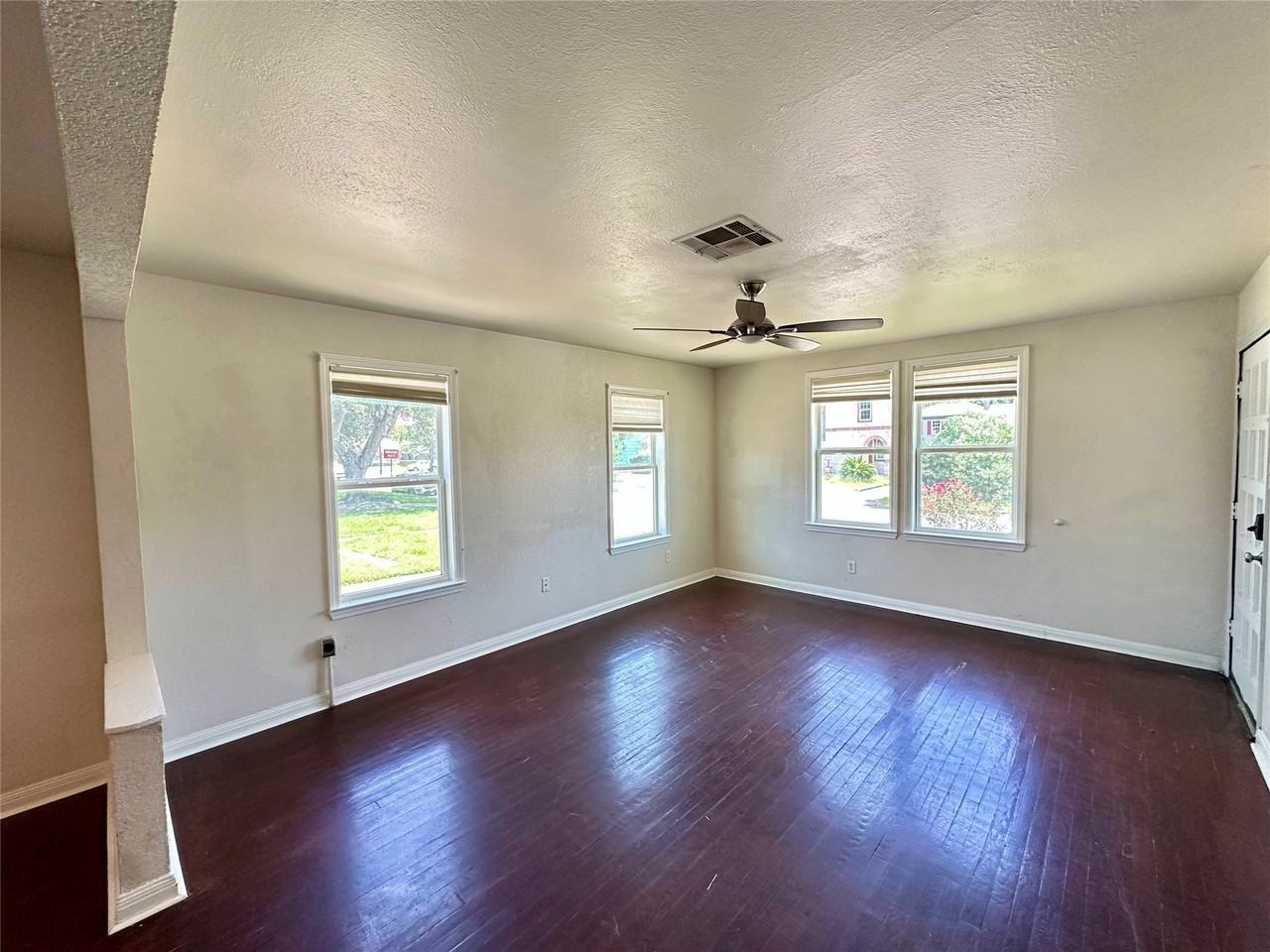 5222 Avenue O - Photo 4 of 18